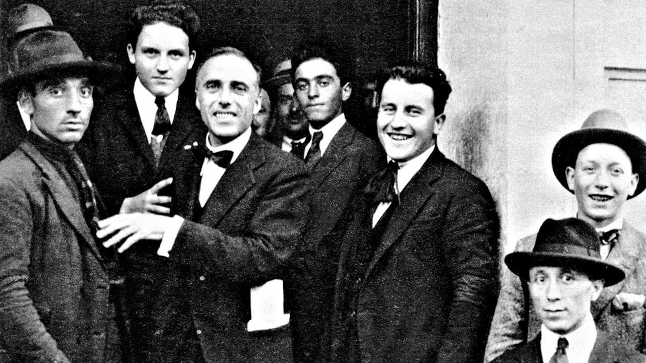 Giacomo MATTEOTTI (1885-1924) L'onorevole esce da Montecitorio con alcuni compagni socialisti, pochi giorni prima di essere assassinato dai fascisti. Italia, 1924.