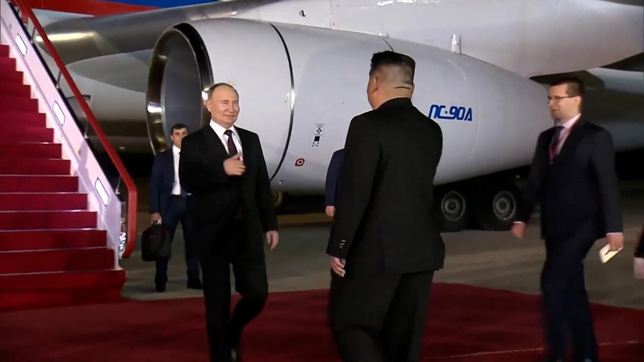Corea del Nord, l'arrivo di Vladimir Putin all'aeroporto di Pyongyang: la stretta di mano con Kim Jong-un
