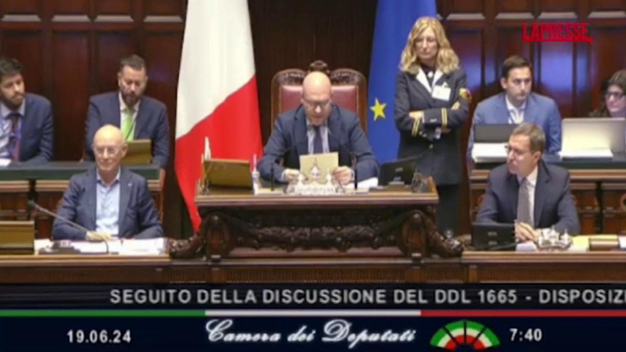 Autonomia, la Lega sventola le bandiere padane e il M5s canta l'Inno di Mameli