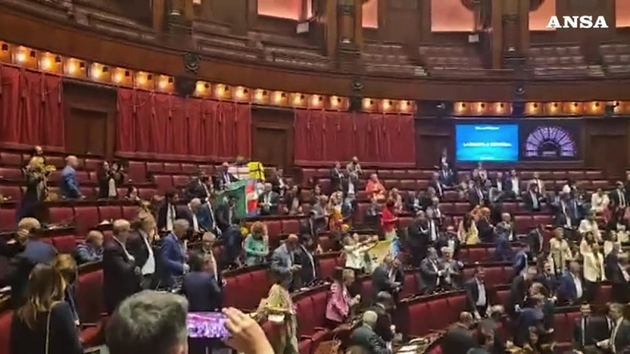 Autonomia differenziata, il M5s sventola il tricolore in Aula e canta l'inno di Mameli