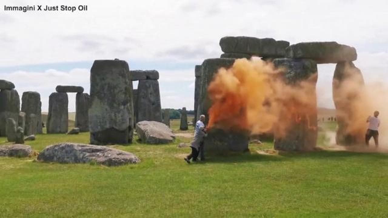 Regno Unito, attivisti di "Just Stop Oil" spruzzano vernice colorata sulle rocce di Stonehenge