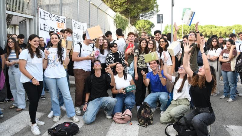 Maturità 2024, tutte le tracce, i commenti. Selfie e blog, uno studente su 3 sceglie il diario nell'era digitale. Pirandello piace ai liceali
