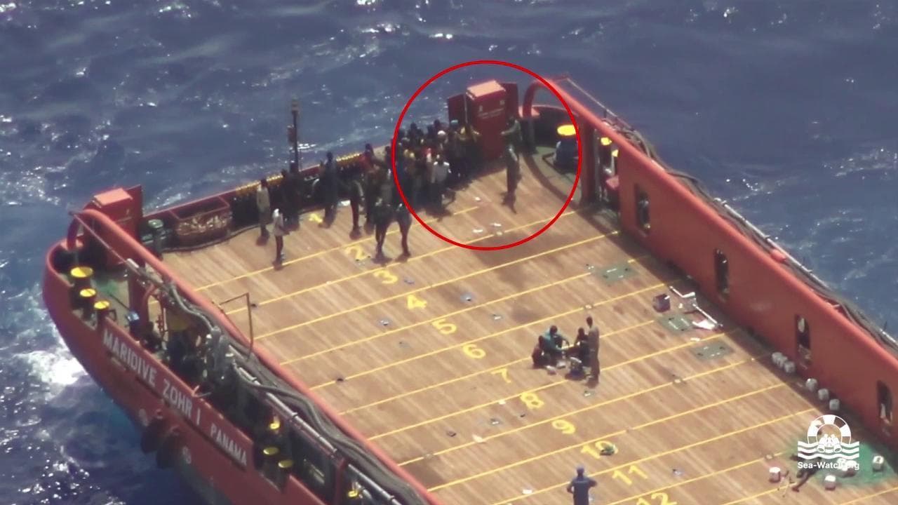La guardia costiera libica prende a bastonate i migranti