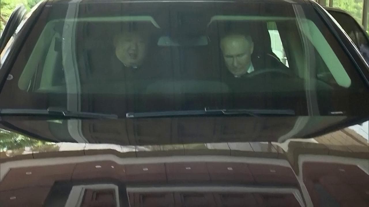 Putin regala a Kim una limousine russa e lo porta a fare un giro per mostrargli come si guida