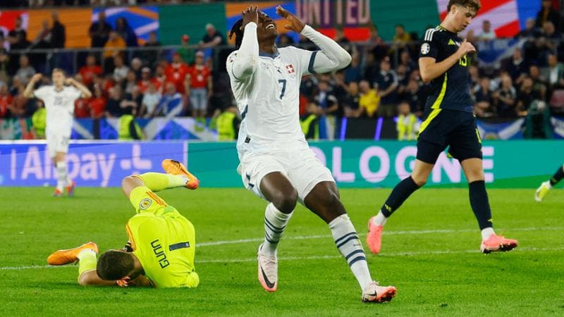 Embolo si dispera: gol annullato per fuorigioco