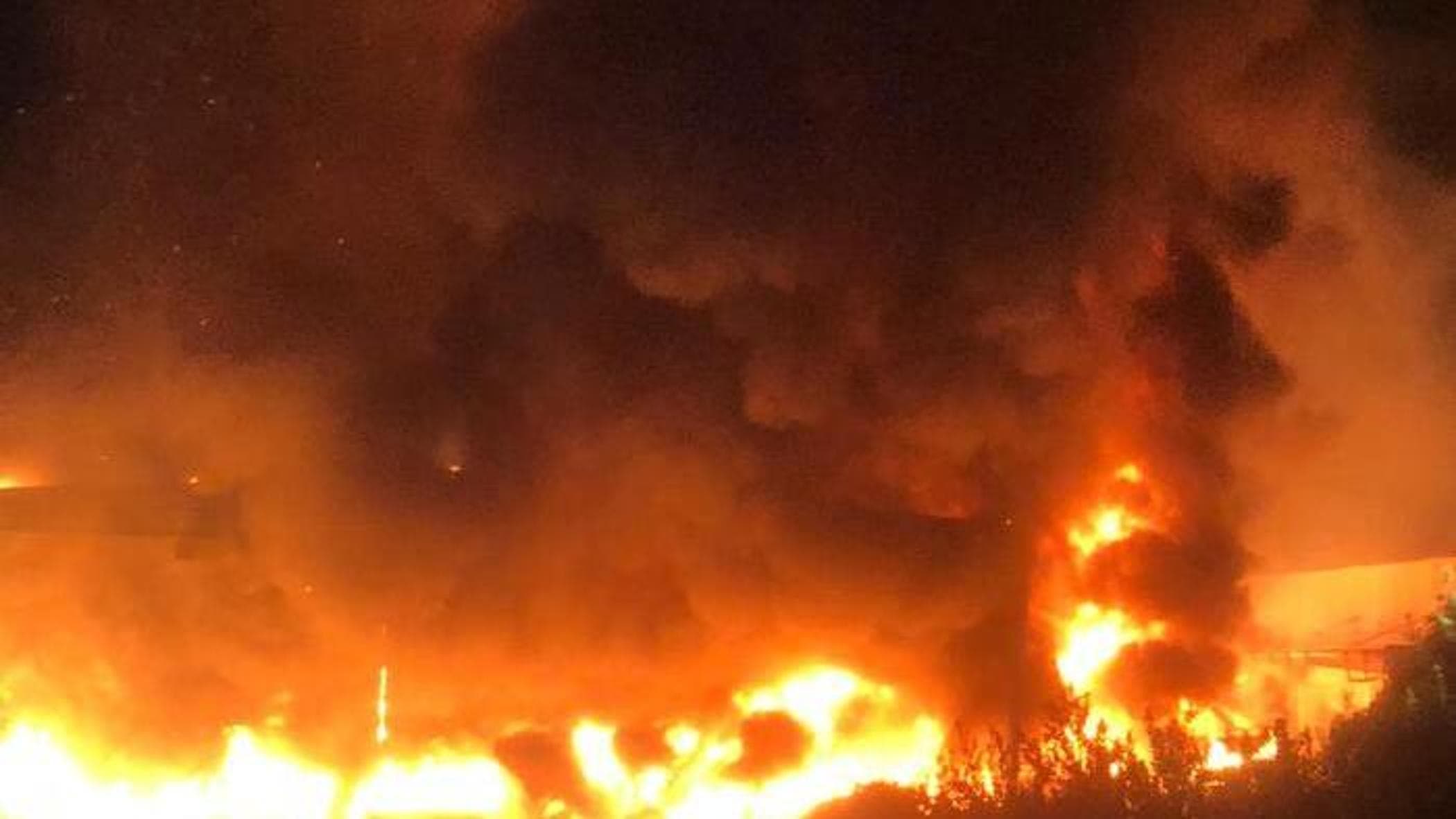 Ancona, ekolojik balya ve kağıt depolama deposunda yangın