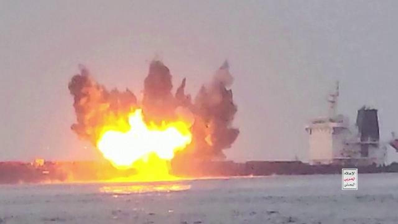 Mar Rosso, gli Houthi affondano una nave da carico greca: il video dell'attacco