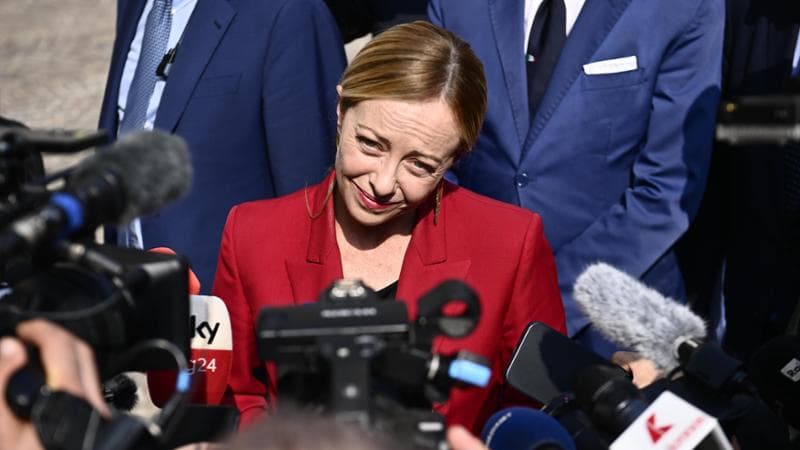 Giorgia Meloni davanti ai microfoni e alle telecamere. Getty Images