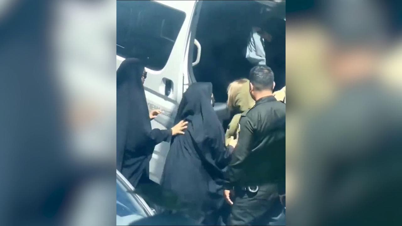Iran, indossa l'hijab "in modo improprio": arrestata e costretta a salire sul van della polizia morale