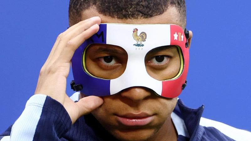La maschera indossata da Mbapp&eacute; in allenamento
