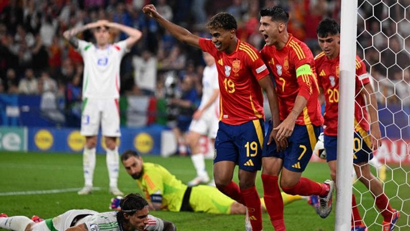 I giocatori della Spagna esultano dopo l'autogol di Calafiori