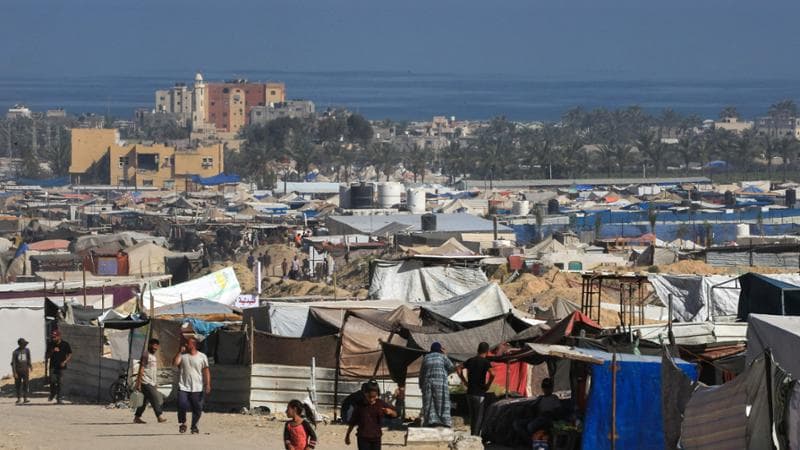 Caldo estremo a Gaza, l'incubo della vita nelle tende senz'acqua: "Il mondo si è dimenticato di noi"