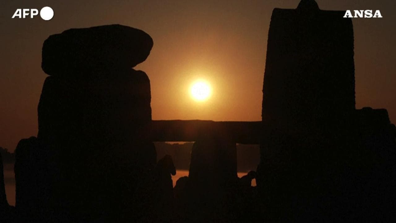 Solstizio d'estate, la magia dell'alba a Stonehenge