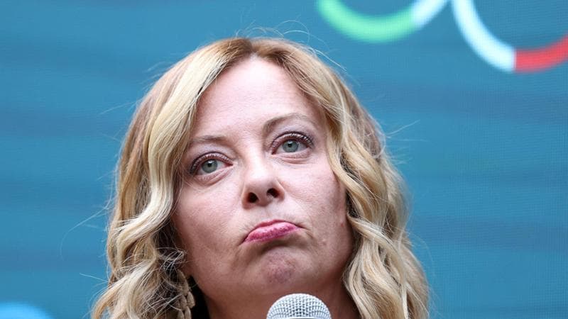“Meloni merita rispetto, per ora”. Bloomberg dà credito alla premier italiana: “Non è Orbán, un errore snobbarla nella partita delle nomine Ue”