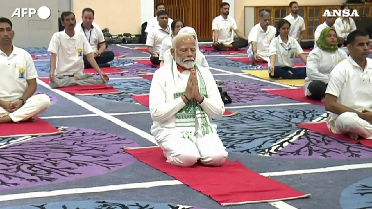 India, il premier Modi celebra lo Yoga Day in Kashmir