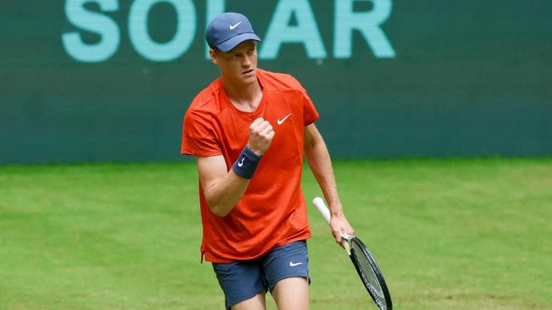 Sinner batte Struff in tre set e va in semifinale ad Halle: 6-2, 6-7, 7-6 in due ore e mezzo di gioco