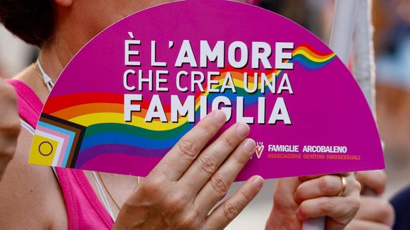 Gestazione per altri, si rischiano 10 anni di carcere. Polemiche sulla proposta della Lega: “Più a destra di FdI”