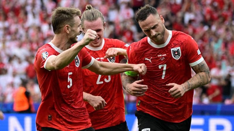 Arnautovic festeggiato dai compagni