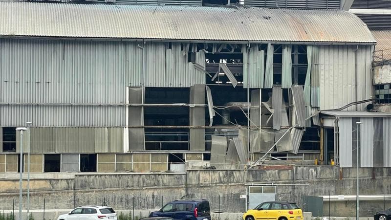 Una veduta esterna dello stabilimento Aluminium, in zona industriale a Bolzano, dove &egrave; avvenuta una esplosione.&nbsp;ANSA/ G.NEWS
