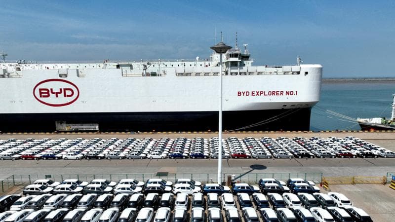 Le auto elettriche del colosso cinese Byd, pronte per essere caricate su una delle navi della società ed essere esportate in Brasile