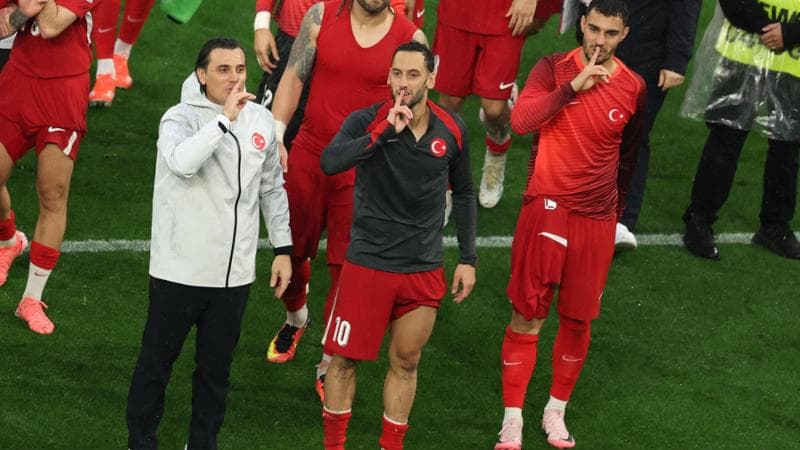 Calhanoglu festeggia la vittoria della Turchia sulla Georgia insieme al ct Montella
