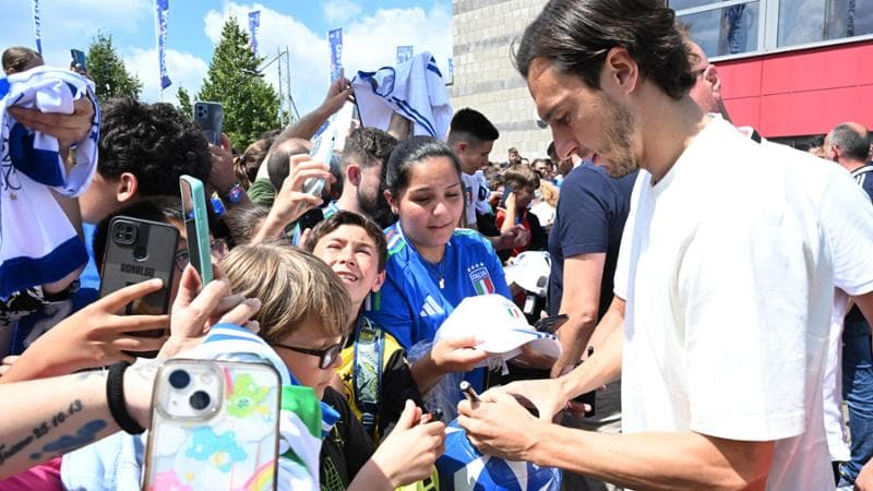 Darmian con i tifosi azzurri