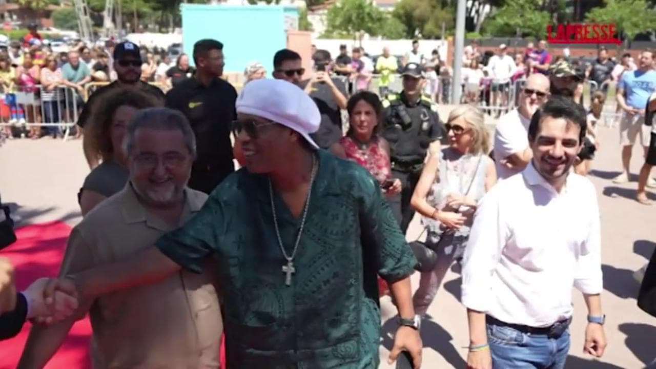 Spagna, Ronaldinho a Castelldefels per la stella sulla Walk Of Fame: l'ex Barça acclamato dai tifosi blaugrana