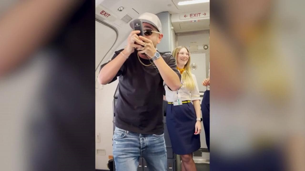 Rocco Hunt "assistente di volo" a sorpresa sul volo Venezia-Bari: il cantante intona il ritornello di "Musica Italiana"