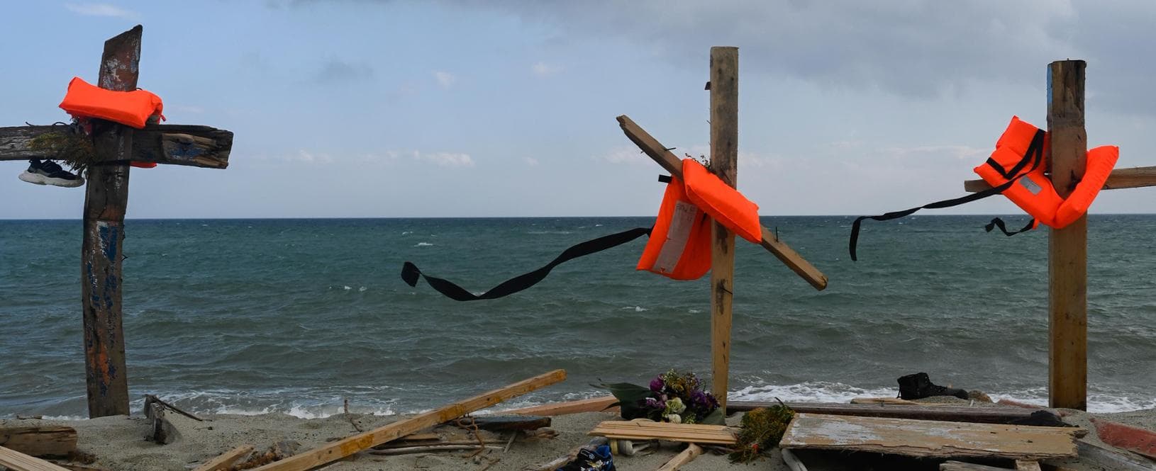 10/03/2023 Steccato di Cutro,  Sul luogo del naufragio del 26 Febbraio 2023, sono state apposte delle croci per commemorare li migranti morti in mare (73, ultimo dato). Le ricerche della Guardia Costiera e delle associazioni locali, per trovare i dispersi in mare, continuano sulle spiagge del crotonese.