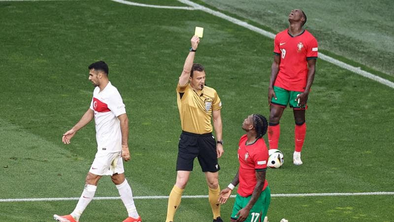 L'ammonizione di Leao nella partita con la Turchia