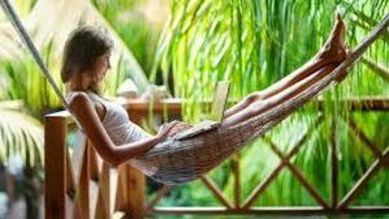 Lavorare in vacanza, le città migliori per diventare nomadi digitali. E le regole per farlo in ogni angolo del mondo
