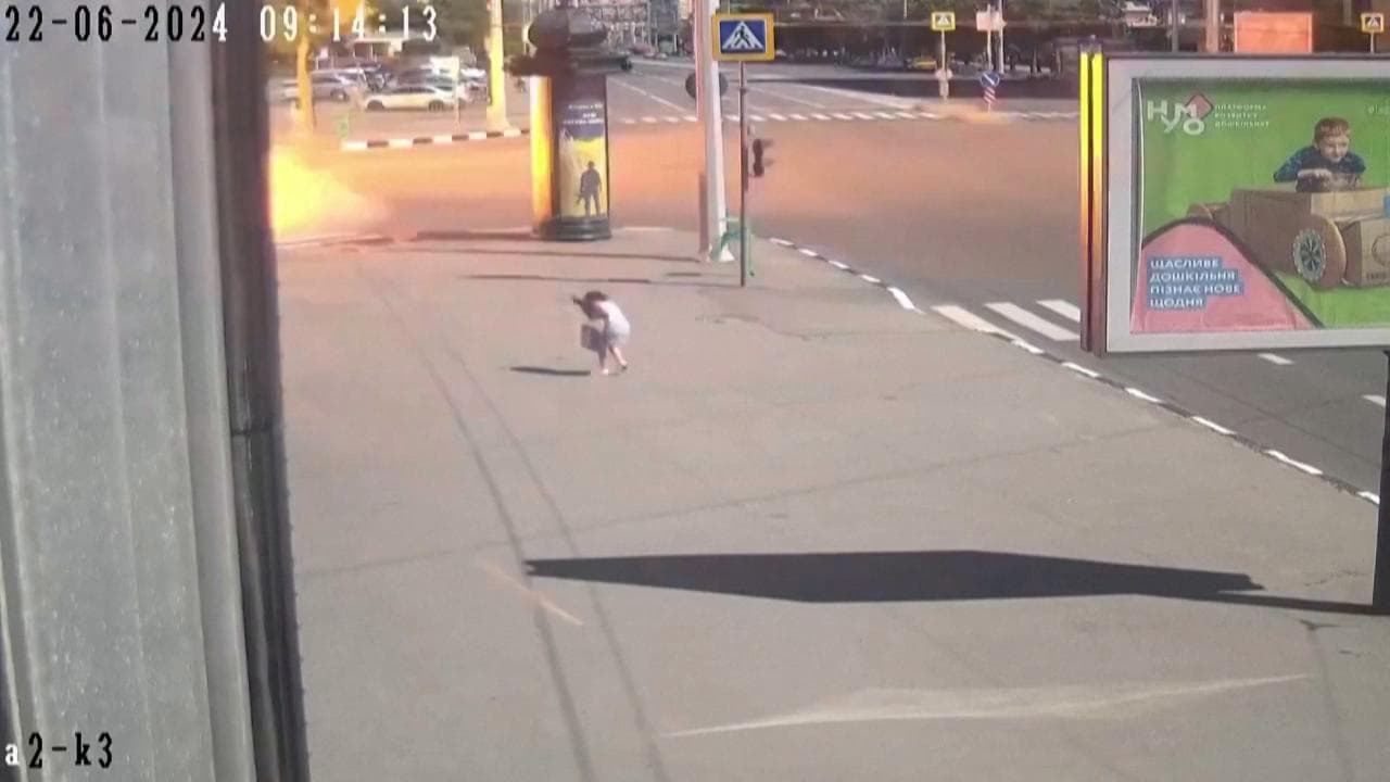 Kharkiv, il raid russo ripreso da una telecamera di sorveglianza: una passante riesce a salvarsi all'ultimo istante