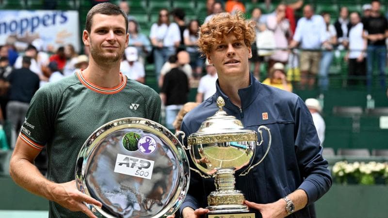Hurkacz e Sinner posano con i trofei ricevuti dopo la finale