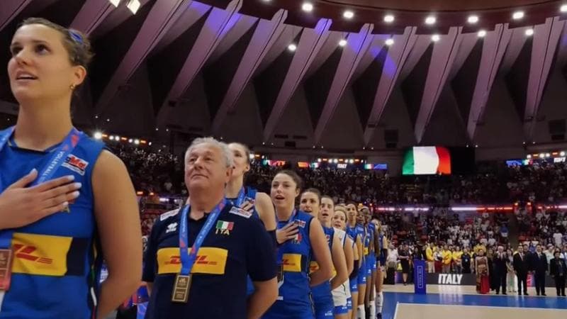 Julio Velasco con le azzurre durante l'inno suonato per la premiazione (foto volleyballworld)