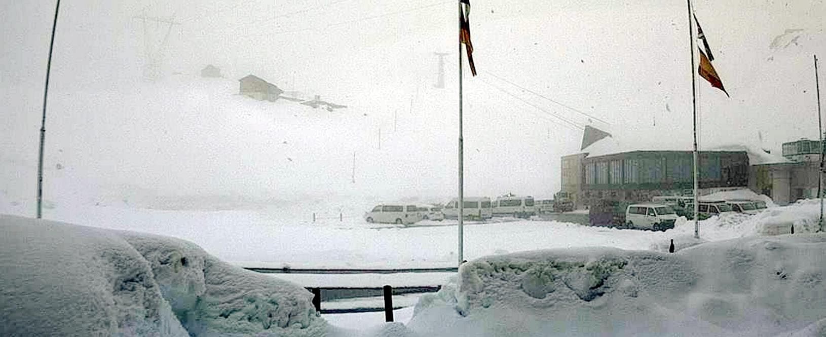 Il passo dello Stelvio sotto la neve in un'immagine ricavata ieri dalle webcam
