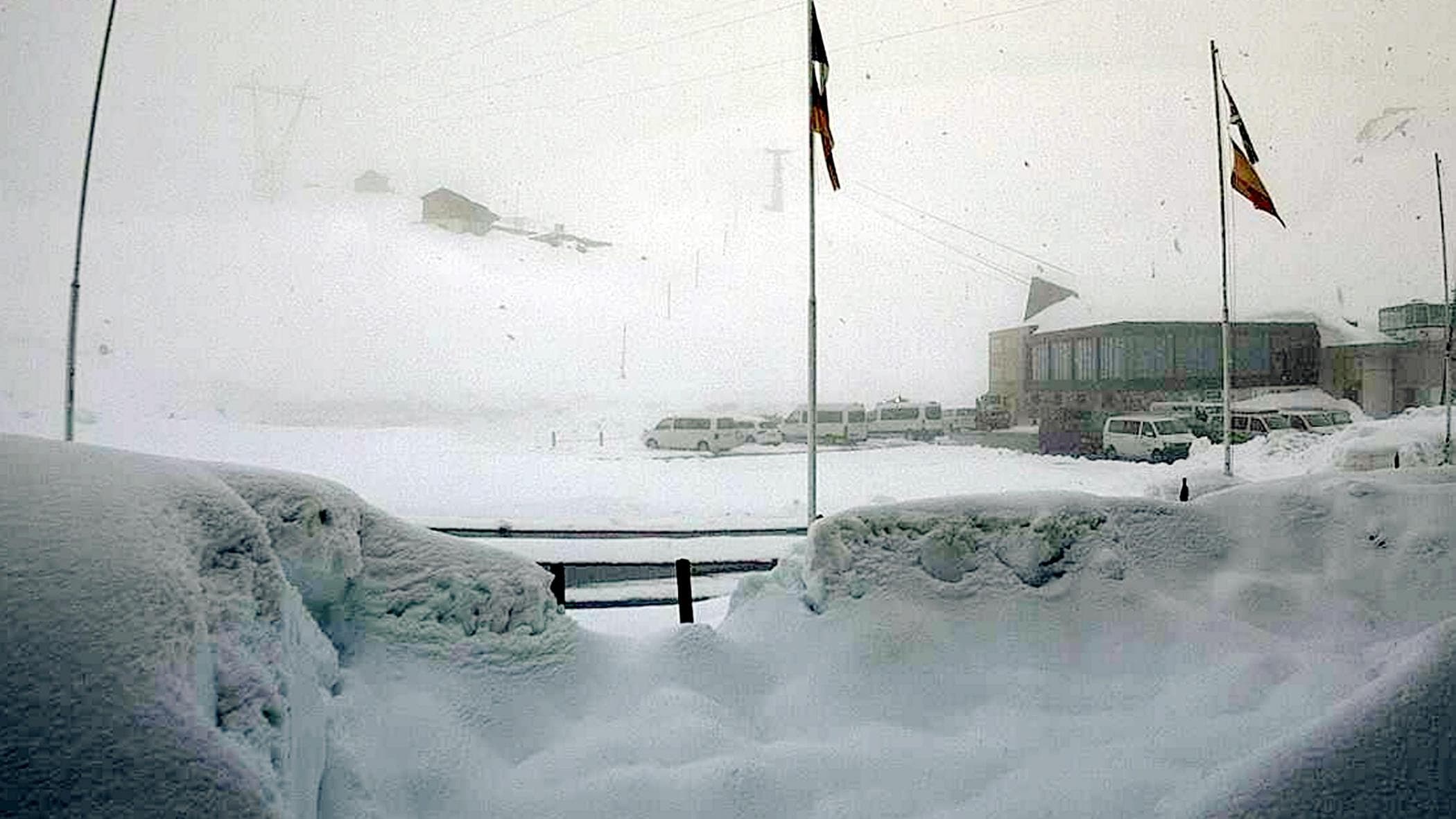 İtalya'da Stelvio'daki kardan fırtınaların dönüşüne kadar kötü hava koşulları