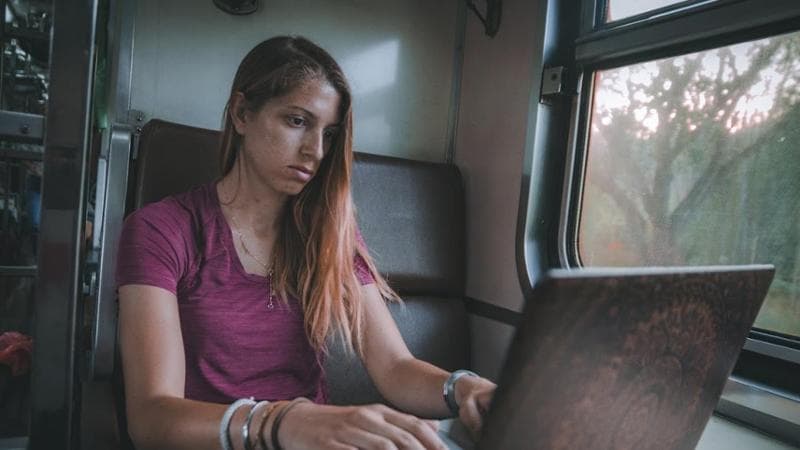 Ilaria Cazziol al lavoro nel suo camper

