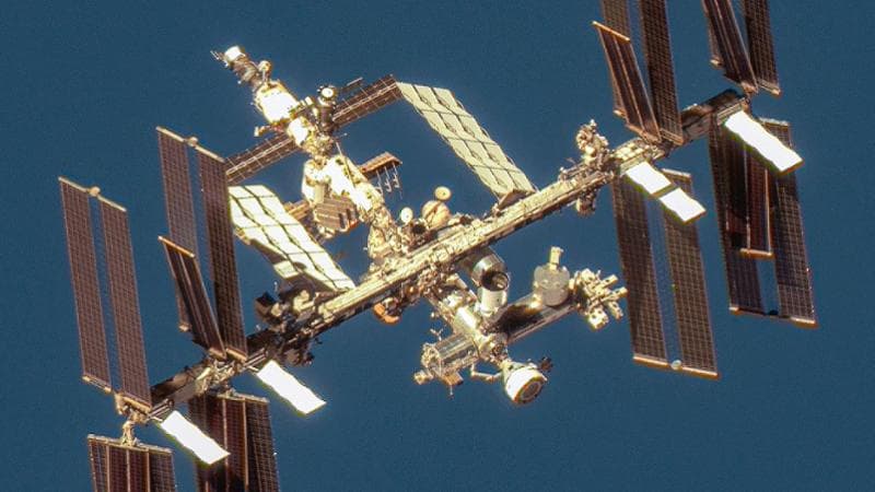 Starliner attraccata alla Stazione (è il piccolo cilindro bianco al centro nella parte bassa)