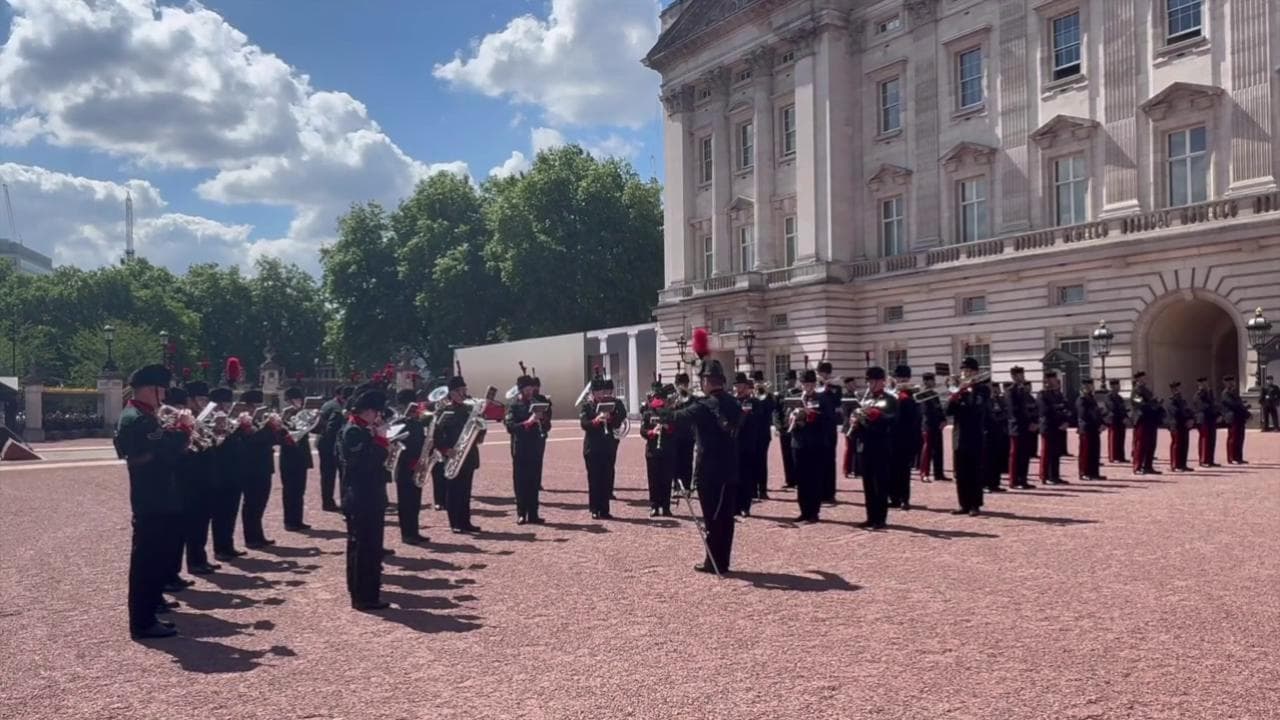 Buckingham Palace, la Banda Reale omaggia Taylor Swift suonando 'Shake It Off'