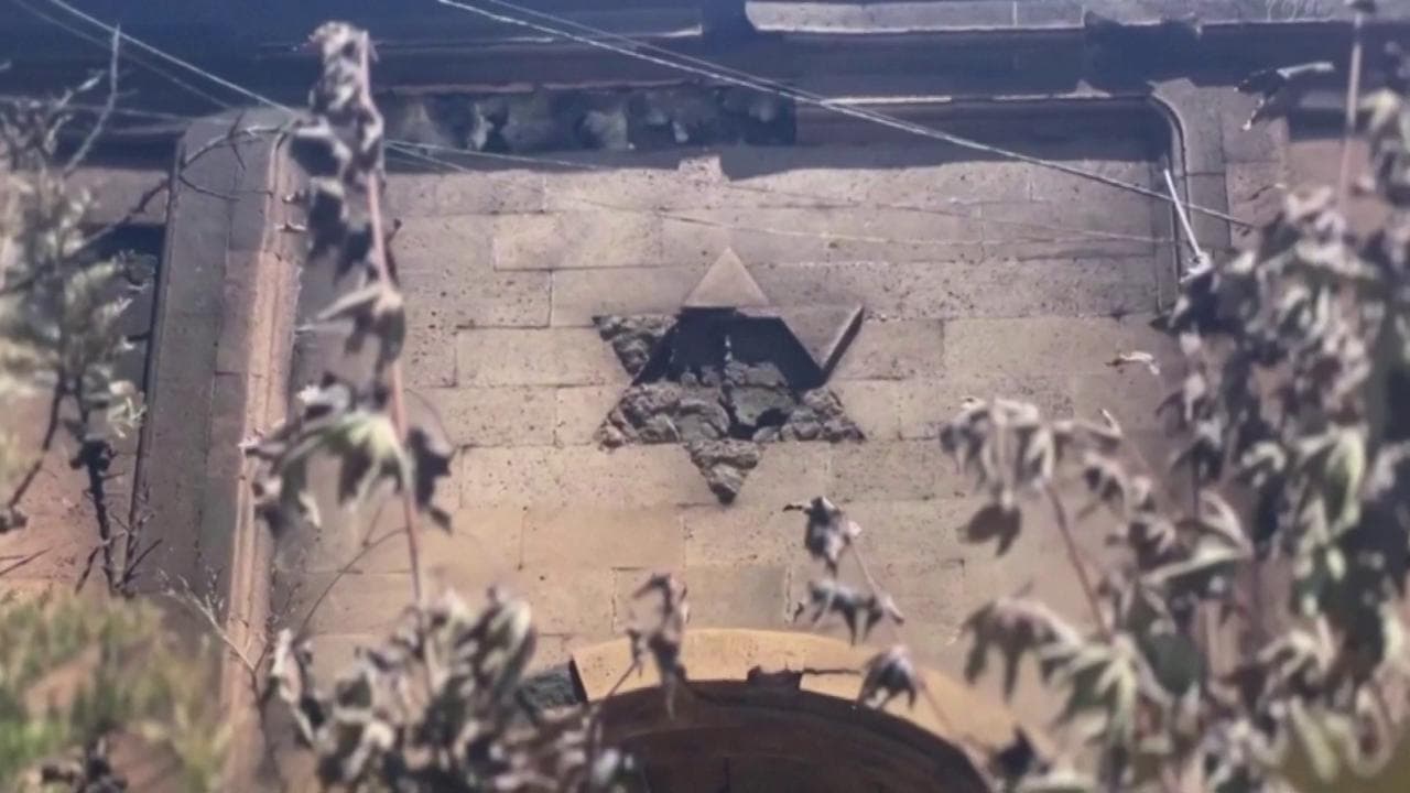 Derbent, il governatore del Daghestan visita i resti della sinagoga distrutta dall'attacco dell'Isis