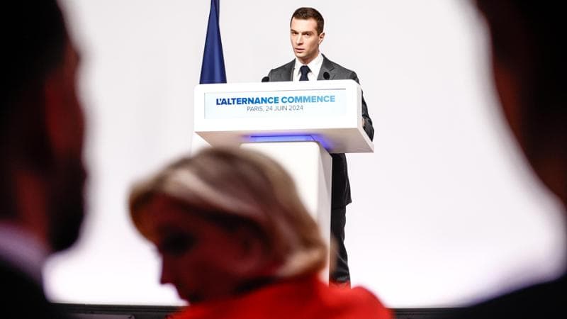 Francia, la “melonizzazione” dell’estrema destra: dalla Russia all’economia, le retromarce di Bardella