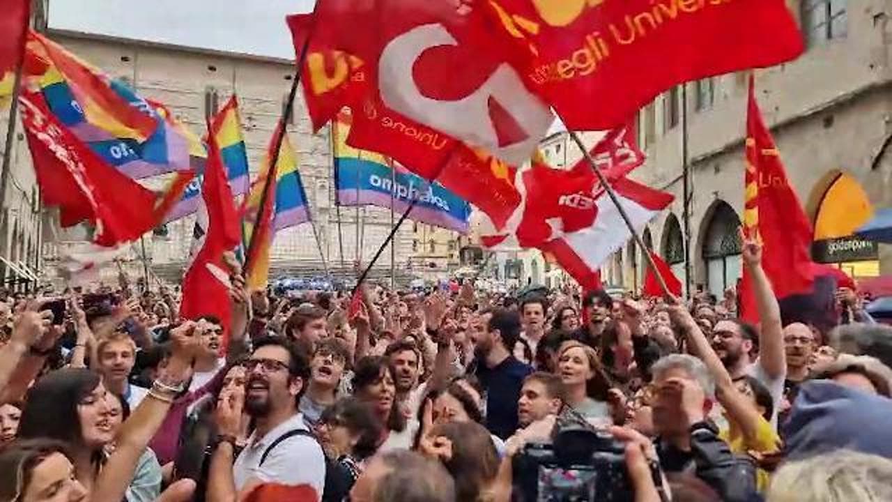 Elezioni comunali, festeggiamenti in piazza a Perugia per la vittoria di Ferdinandi