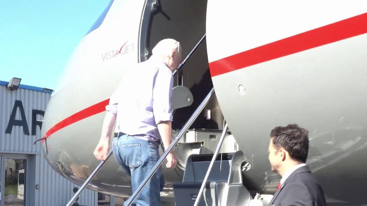 WikiLeaks, Assange libero dopo 5 anni lascia la prigione di Londra