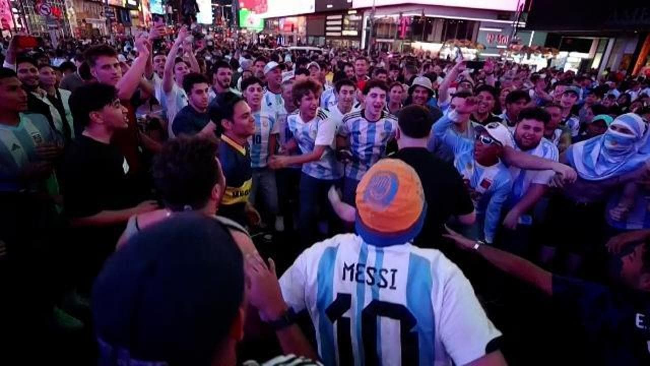New York, centinaia di tifosi argentini invadono Times Square prima della partita di Copa América