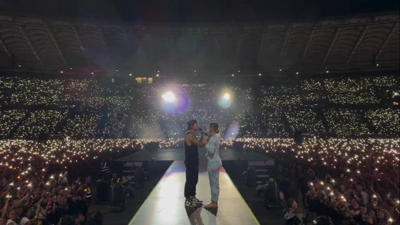Ultimo annuncia la gravidanza della fidanzata durante il concerto di Roma