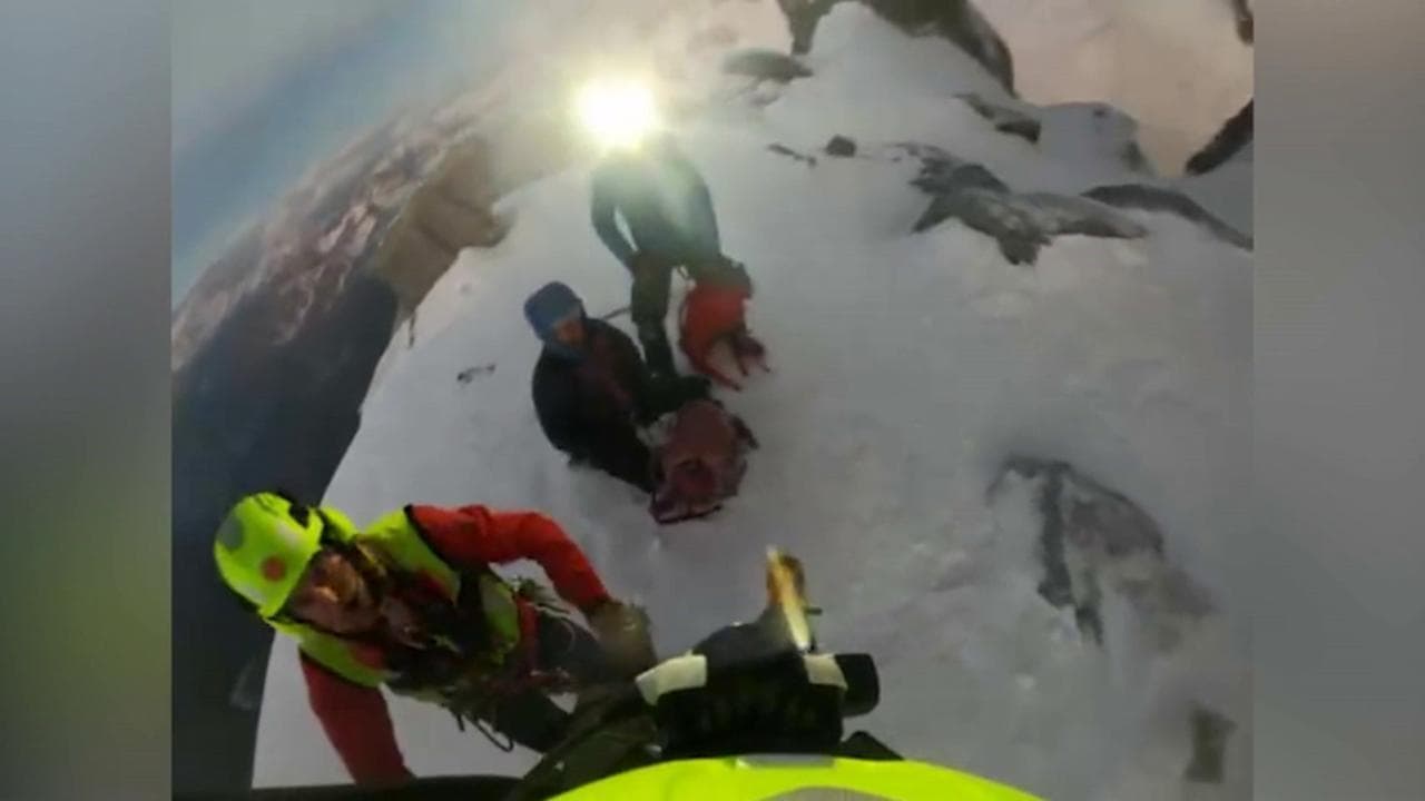 Valle d'Aosta, tre alpinisti restano bloccati sul Dente del Gigante: le immagini dei soccorsi