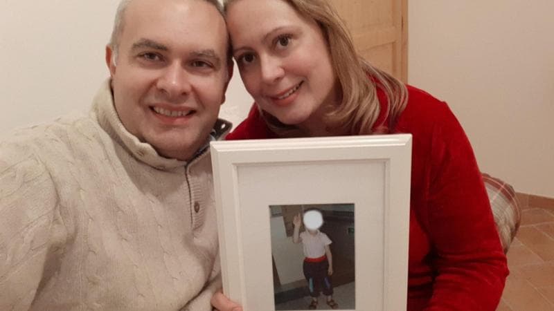 Adozioni, Monica e Francesco Zangrillo aspettano ancora l’arrivo di Simone dalla Cina. Un anno fa il primo appello. Ora quello a Giorgia Meloni: “Ci aiuti quando andrà lì”