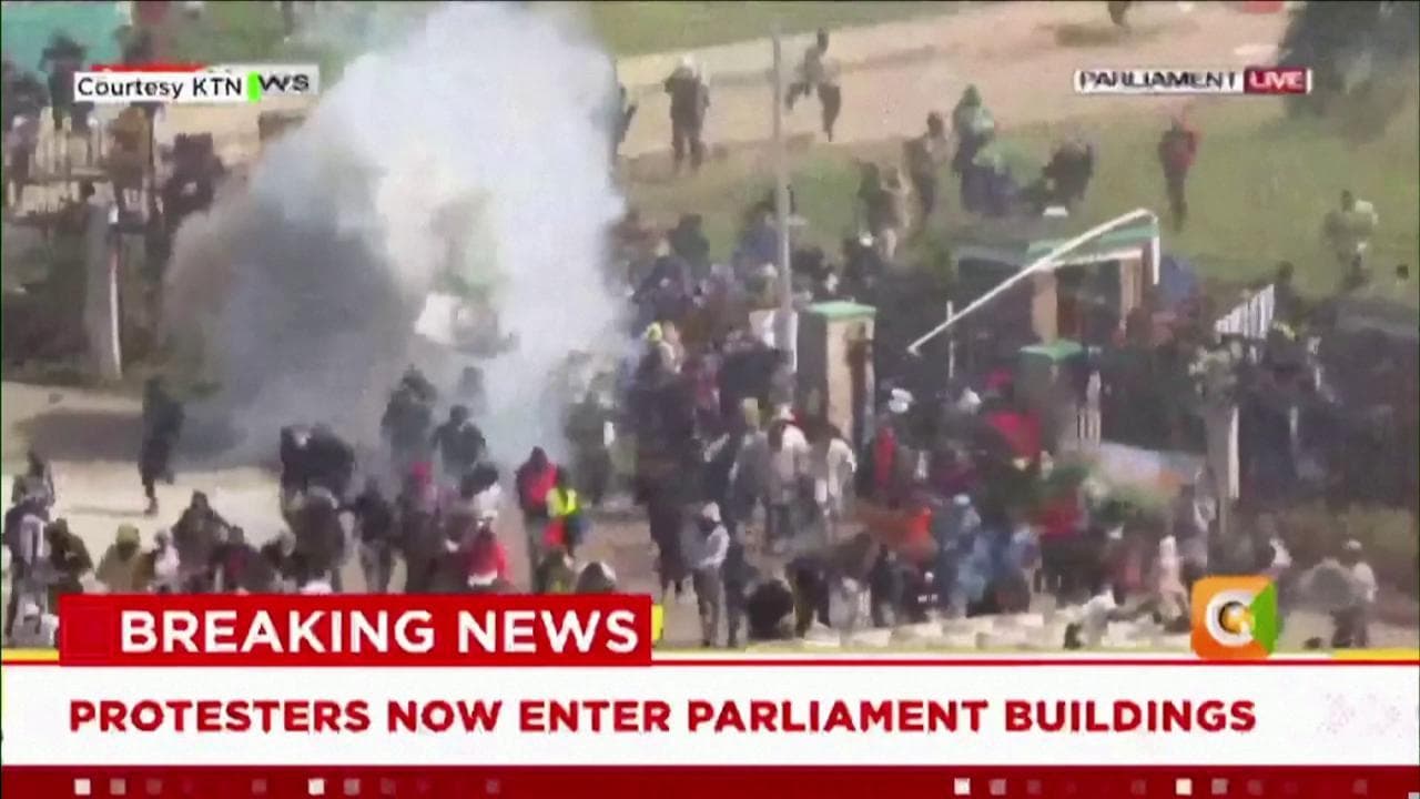 Kenya, il momento in cui la folla entra nel parlamento e appicca il fuoco all'edificio