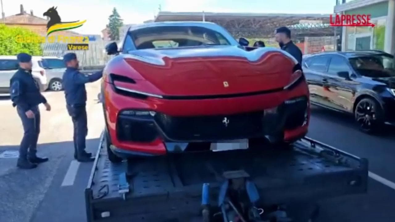 Varese, Ferrari di contrabbando sequestrata al confine svizzero: è una Purosangue da 400mila euro