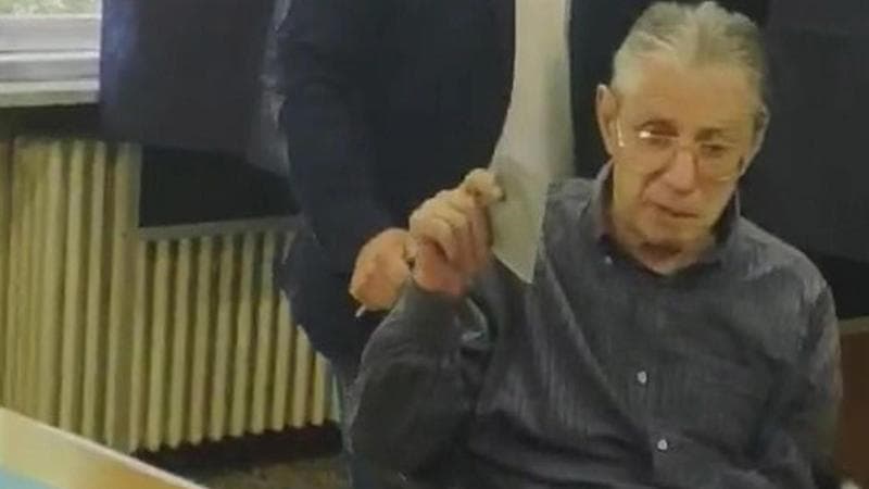 Umberto Bossi nel seggio di Milano per le Europee
